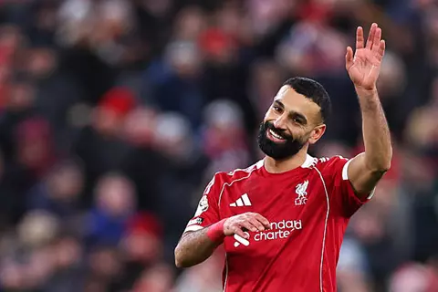 رد بابتسامة.. ماذا فعل صلاح مع الصحفيين بعد لقاء برايتون؟